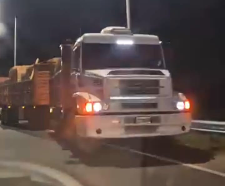 Peligroso: un camión subió a contramano en la Autopista a la altura de Funes y fue grabado en un video